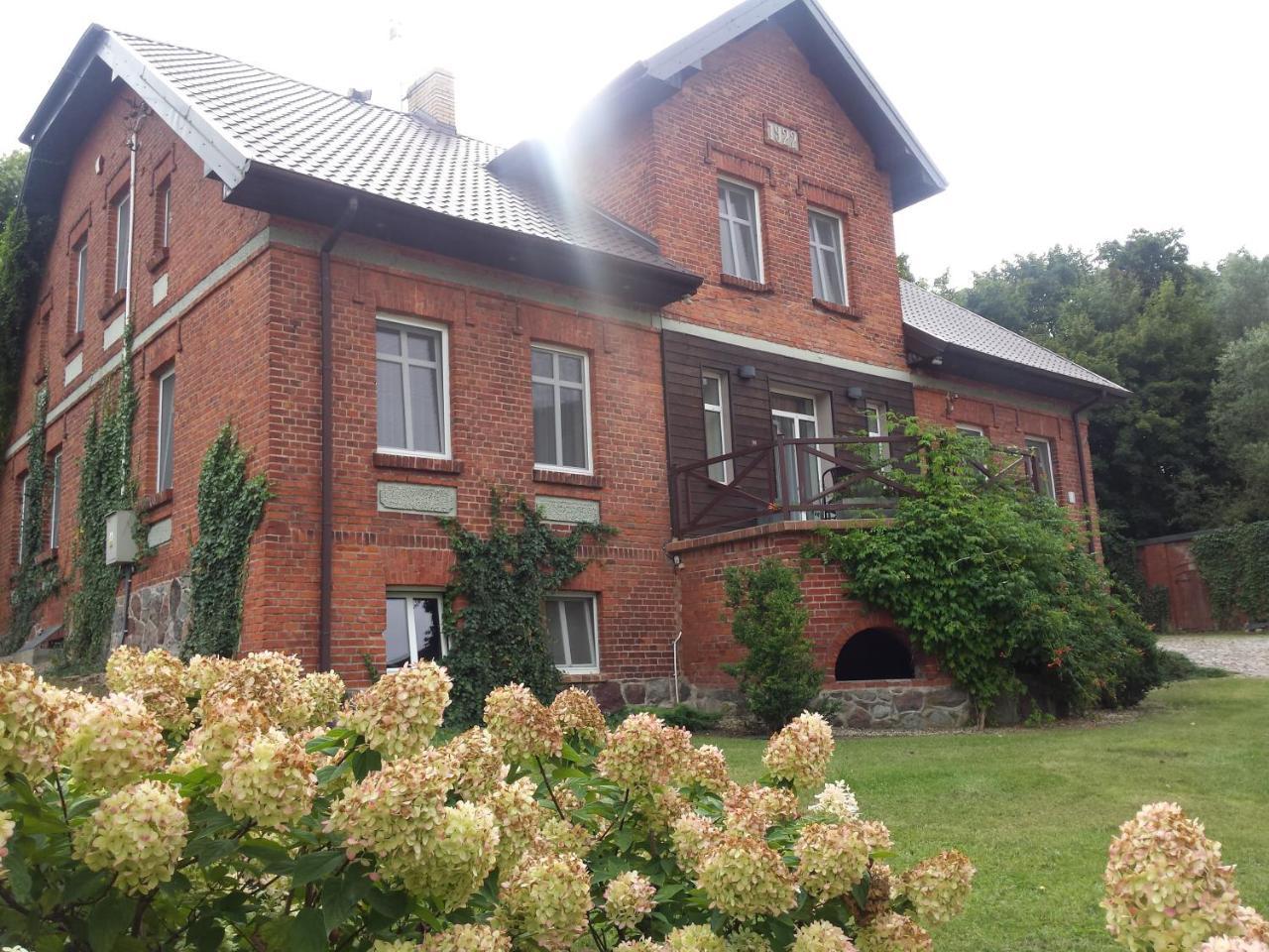 Dom Mlynarza Hotel Zukczyn Buitenkant foto